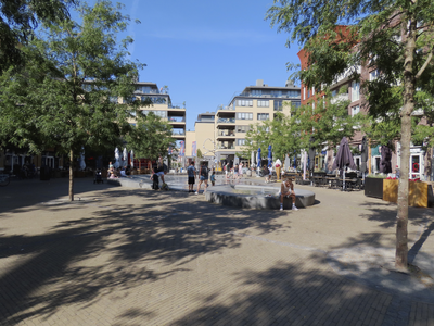 902495 Gezicht over het Brusselplein in Leidsche Rijn Centrum te Utrecht, met op de achtergrond het waterkunstwerk op ...